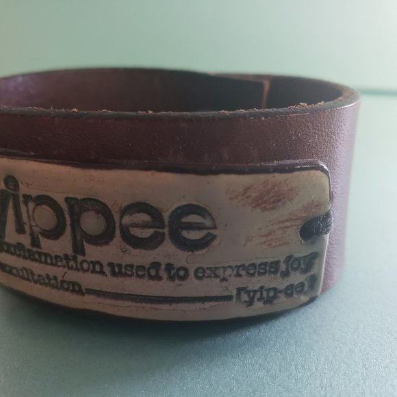 Leather cuff bracelet with ceramic piece reading "yippee ... - Picture 4 of 7